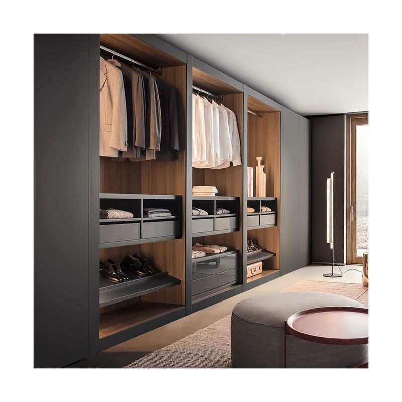 Ein individuelles Schrankfach im modernen Design für die Kleidung.
