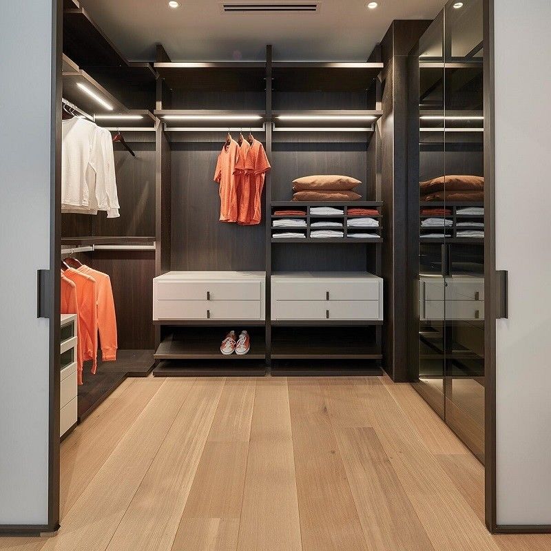 Ein individuelles Schrankfach im modernen Design für die Kleidung.
