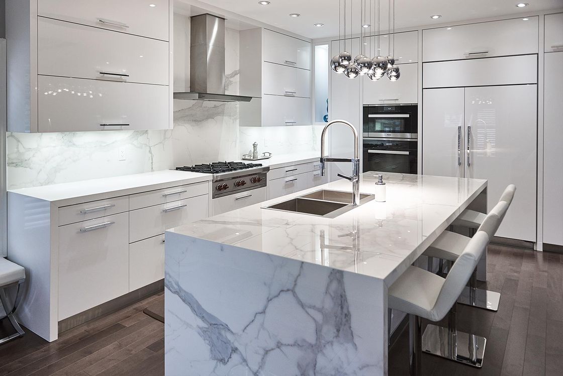 Moderner Design Stil Glanz Karkassenmaterial Custom High-End Küchenschrank mit Blum Hardware