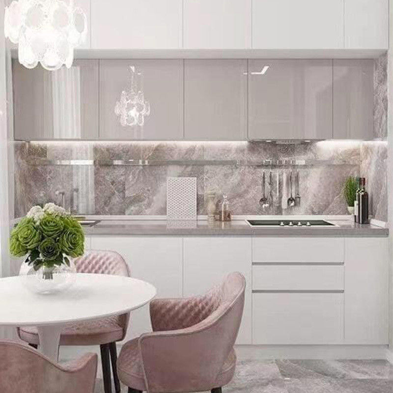 Modernes italienisches Küchenschrank mit flacher Steinplatte und benutzerdefinierter Furnierfarbe