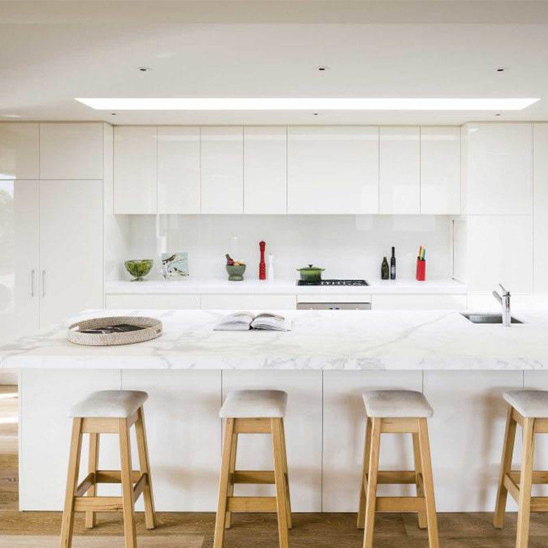 Maßgeschneiderte High-End Küchenschränke mit Insel-Designs und modernen glänzenden Furnierfarbe