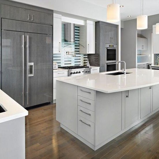 Maßgeschneiderter Glanzküchenschrank mit modernem Design und Zubehör