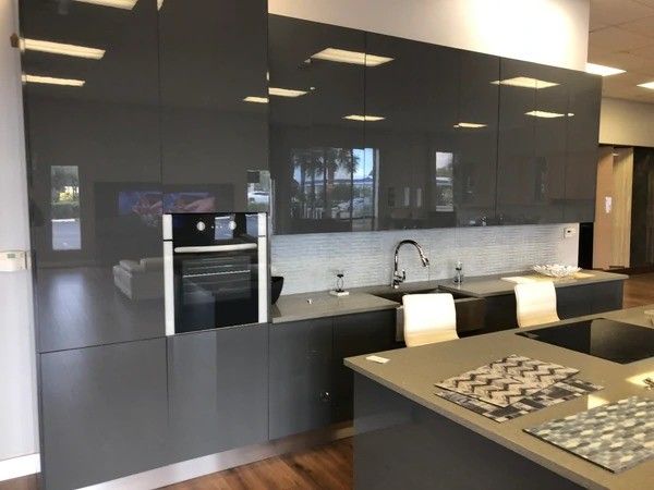 Modernes Design Glanz Küchenschrank Set aus massivem Holz und Zehen Kick Zubehör