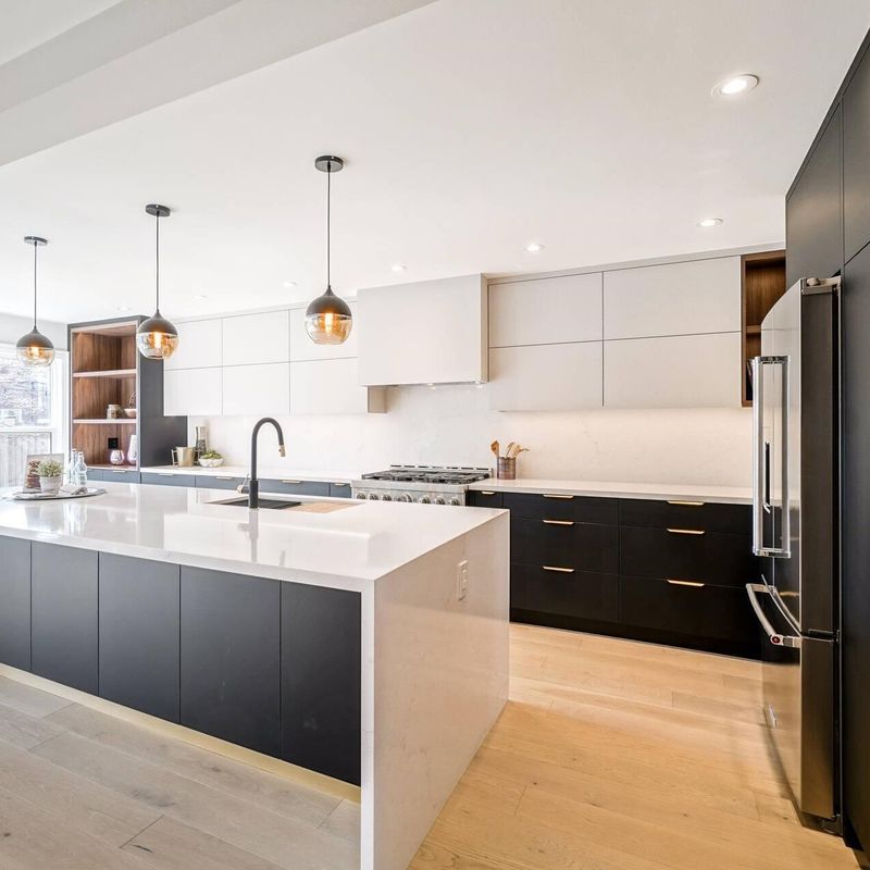 Moderne Küchenschränke in mattem Weiß für die Renovierung alter Küchen in Villa