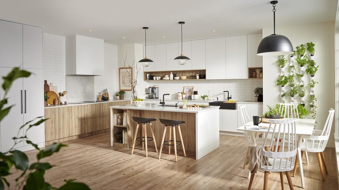 Bequeme Lazy Susan Lagerung in der dunklen Speisekammer Küchenschränke mit Blum Hardware