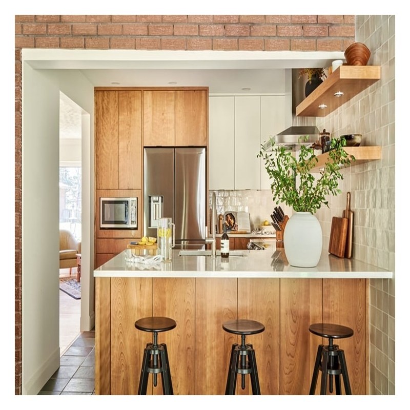 Maßgeschneiderte Küchenschränke aus Massivholz mit dunklen, klaren Holzkörnern und glänzenden Furniertüren