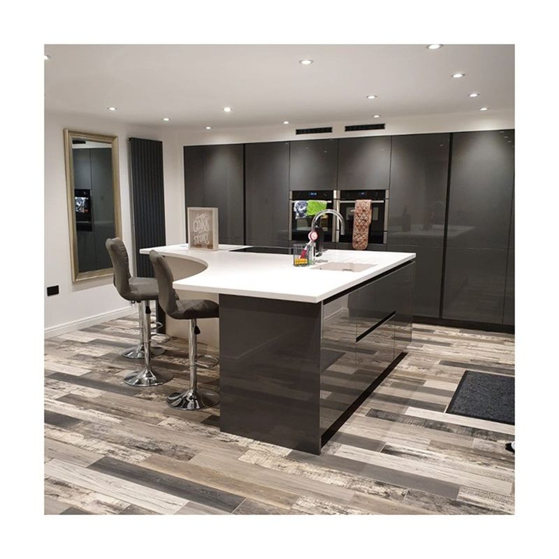 Blum Hardware Kücheninsel Speisekammer Schrank mit Massivholztüren in schwarzem Design