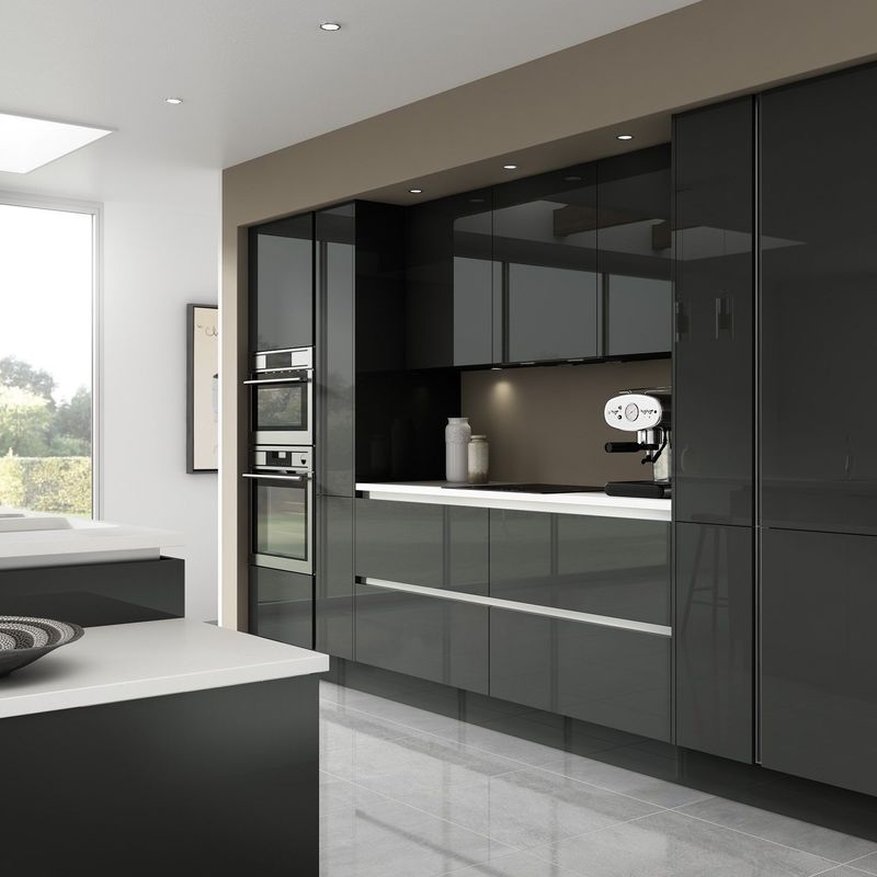 Blum Hardware Kücheninsel Speisekammer Schrank mit Massivholztüren in schwarzem Design
