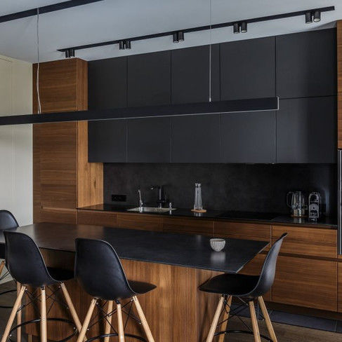 Blum Hardware Kücheninsel Speisekammer Schrank mit Massivholztüren in schwarzem Design
