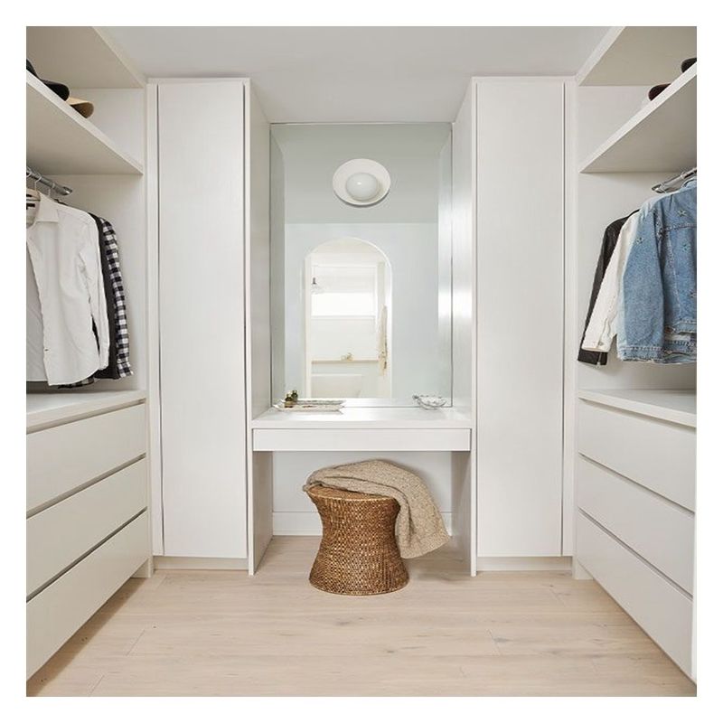 Maßgeschneiderte Wanderschrank Minimalistische Holzlagerlösung für Schlafzimmermöbel