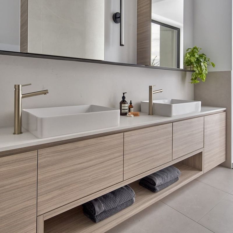 Wandmontierte Toilettenspülung Badezimmer Vanity Schrank Set mit Zähler Spiegel