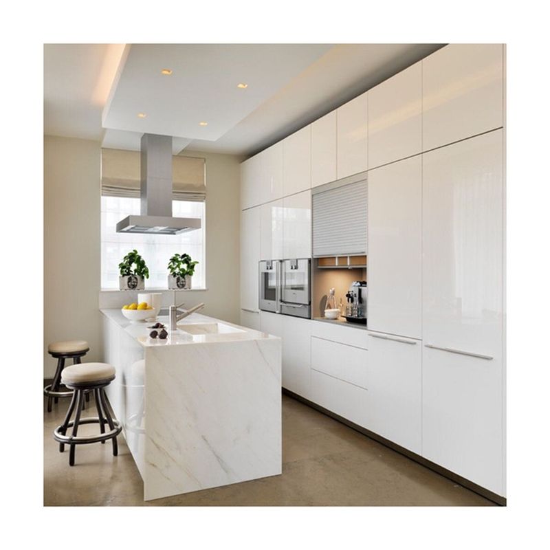 Flat Edge Countertop und Veneer Finish für große weiße Kücheninsel im europäischen Stil