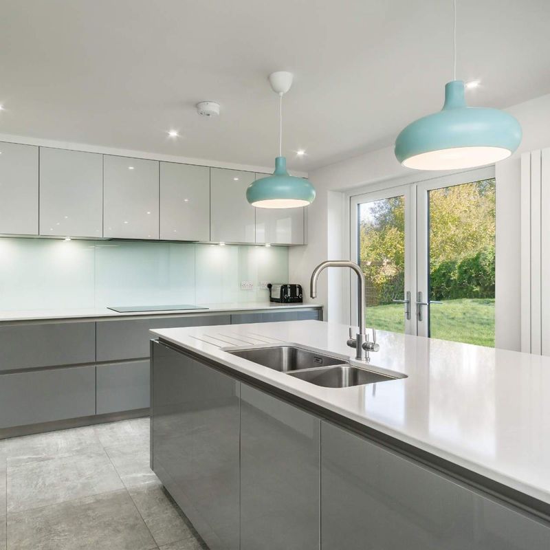 Flat Edge Countertop und Veneer Finish für große weiße Kücheninsel im europäischen Stil