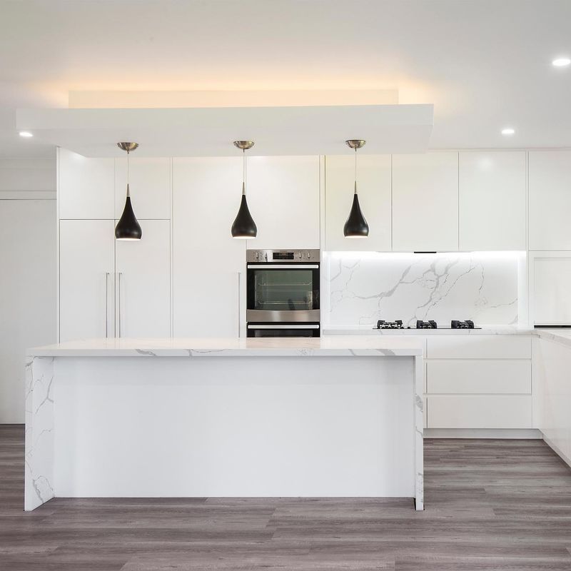 Flat Edge Countertop und Veneer Finish für große weiße Kücheninsel im europäischen Stil