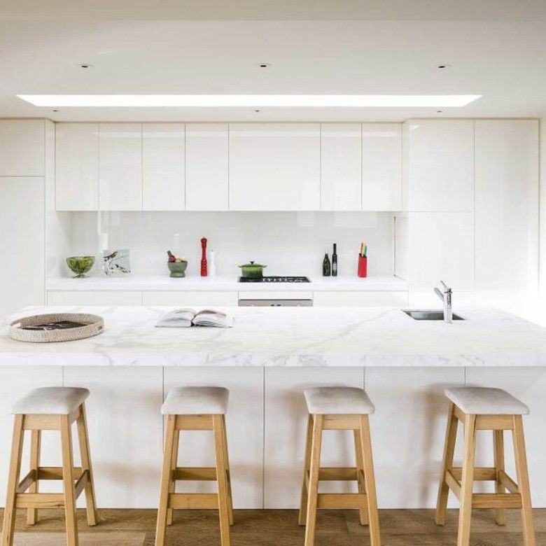 Flat Edge Countertop und Veneer Finish für große weiße Kücheninsel im europäischen Stil