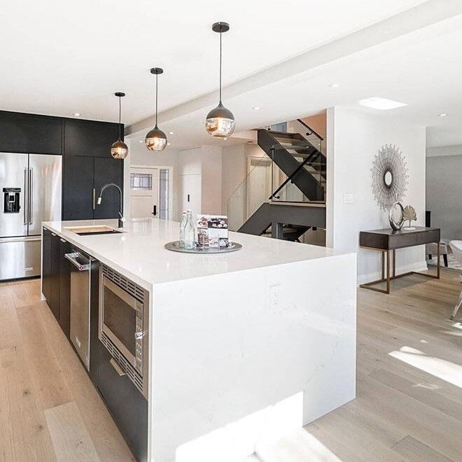 Flat Edge Countertop und Veneer Finish für große weiße Kücheninsel im europäischen Stil