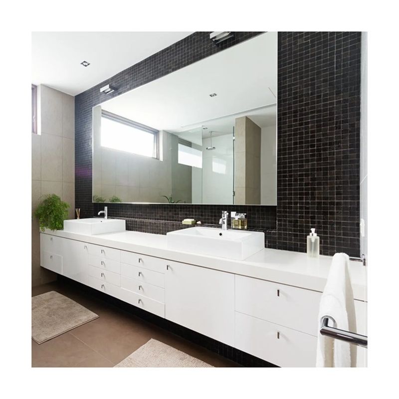 Massivholz-Badezimmer mit Waschbecken im modernen Design-Stil und Luxus-weißem Lack
