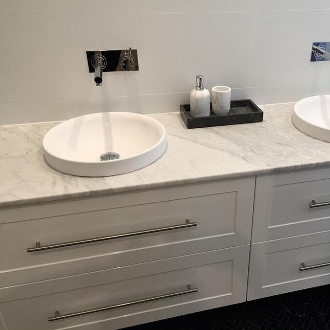 Massivholz-Badezimmer mit Waschbecken im modernen Design-Stil und Luxus-weißem Lack