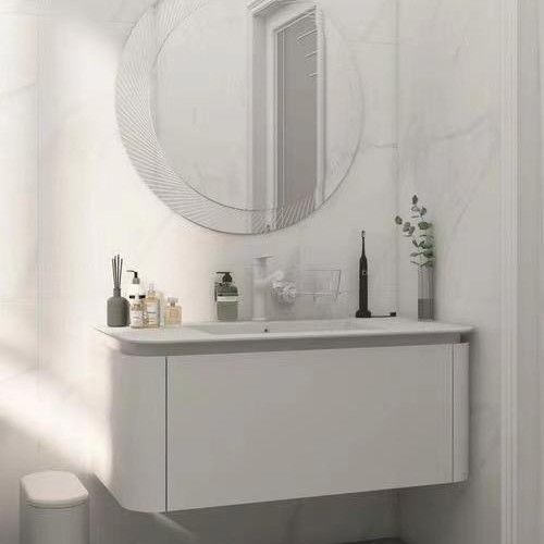 Modernes weißes Bad mit Spiegel und Waschbecken aus kultiviertem Marmor