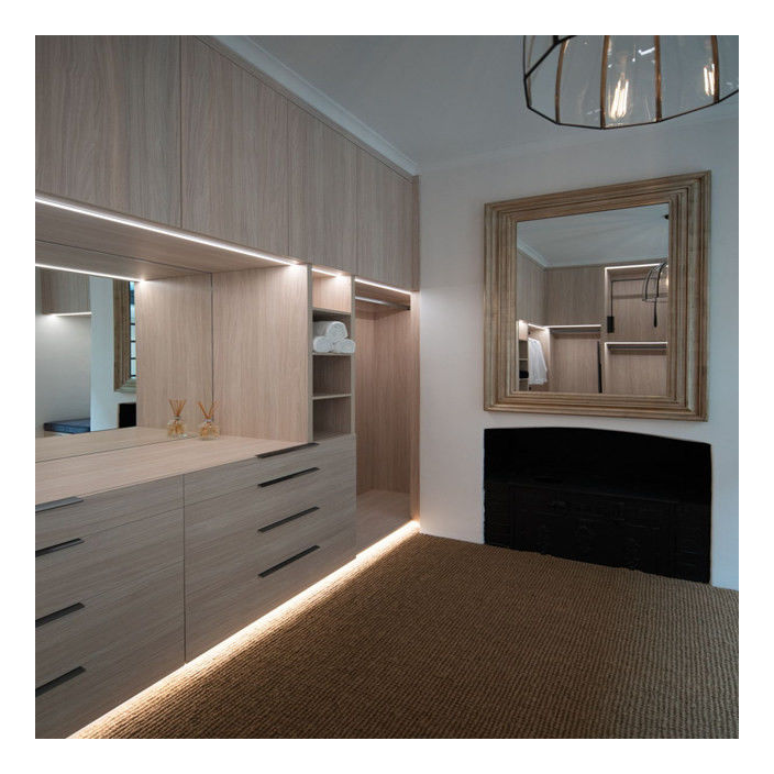 Holzkornfarbe Walk-In Schrank für Zeichnungen des Kunden und Multi-Storage Bedürfnisse