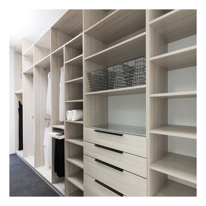Holzkornfarbe Walk-In Schrank für Zeichnungen des Kunden und Multi-Storage Bedürfnisse