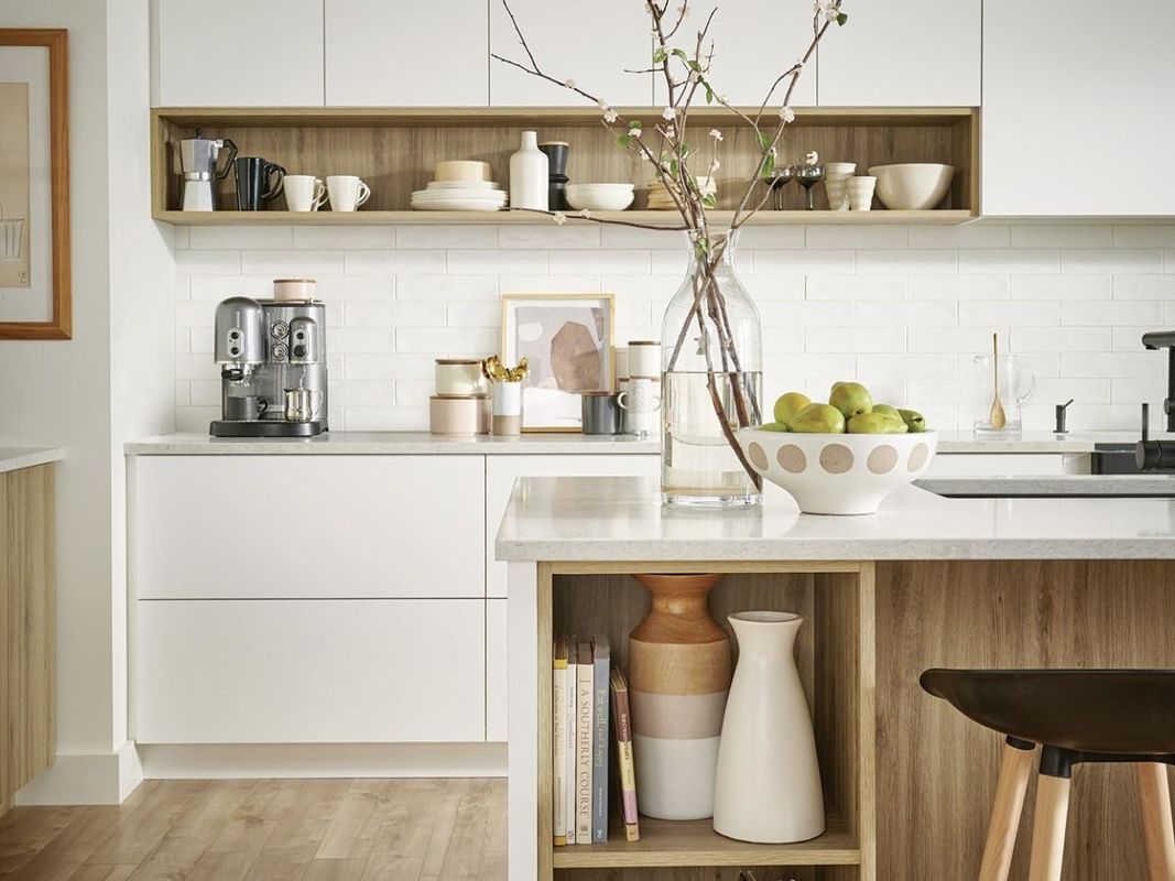 Vollmoderne Küchenschränke mit Quarzstein-Schreibtisch und Holzspeicher