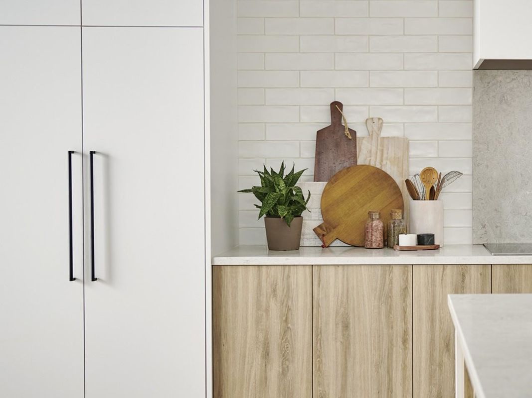 Vollmoderne Küchenschränke mit Quarzstein-Schreibtisch und Holzspeicher
