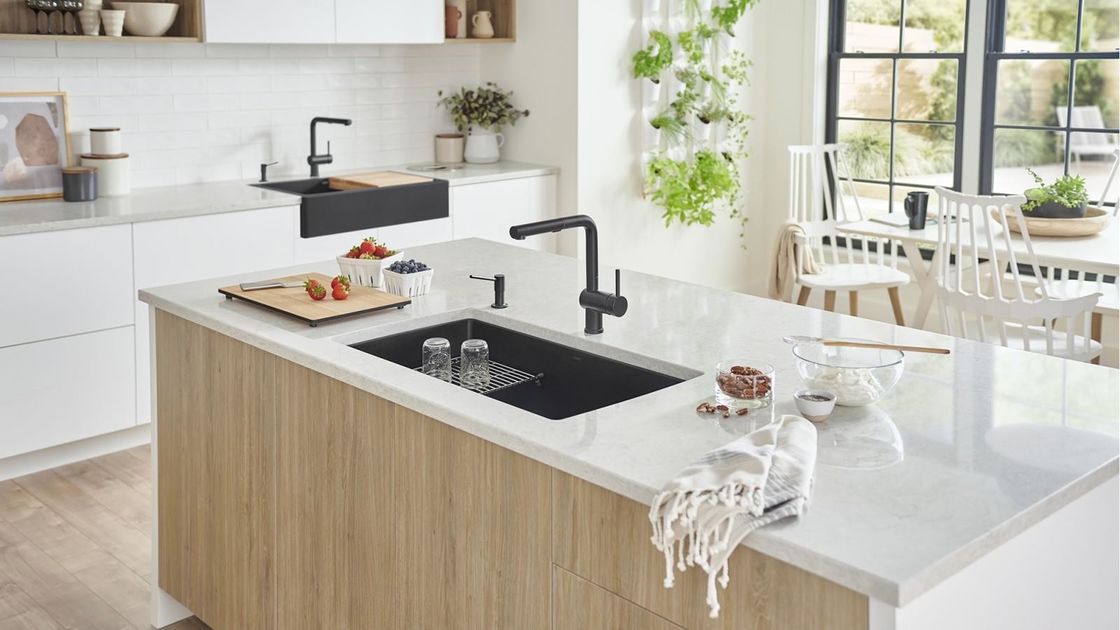 Vollmoderne Küchenschränke mit Quarzstein-Schreibtisch und Holzspeicher