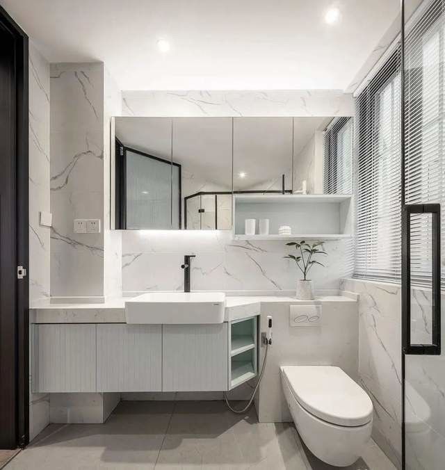 Moderne Badkamerausstattung in individueller Farbe für Hotel- und Apartmentbäder