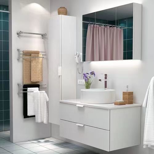 Kleine Badezimmer-Design-Ideen mit Wandmontage-Installationsart und Becken enthalten