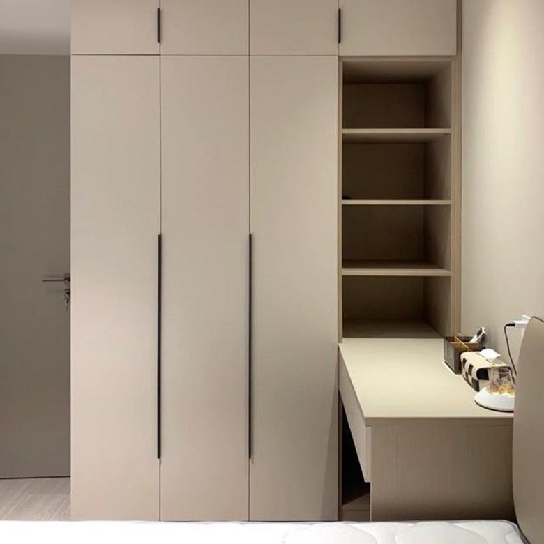 Moderner Stil 3-Tür-Schrank mit Spiegel Schlaftisch YALIG Maßgeschneiderter Massivholz