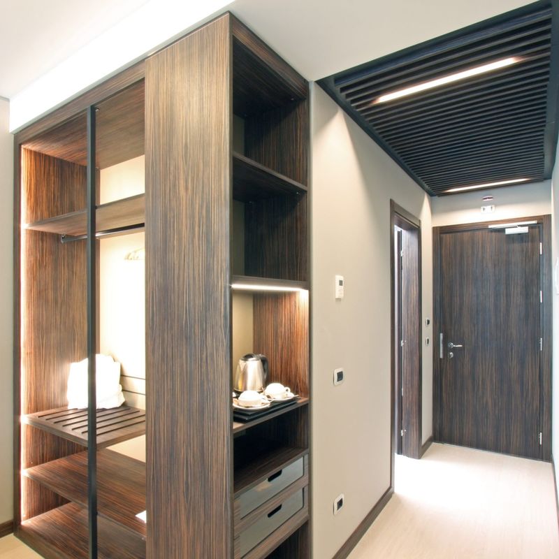 YALIG Hotelmöbel Moderne Holztür Schiebetasche mit eingebauten Systemen