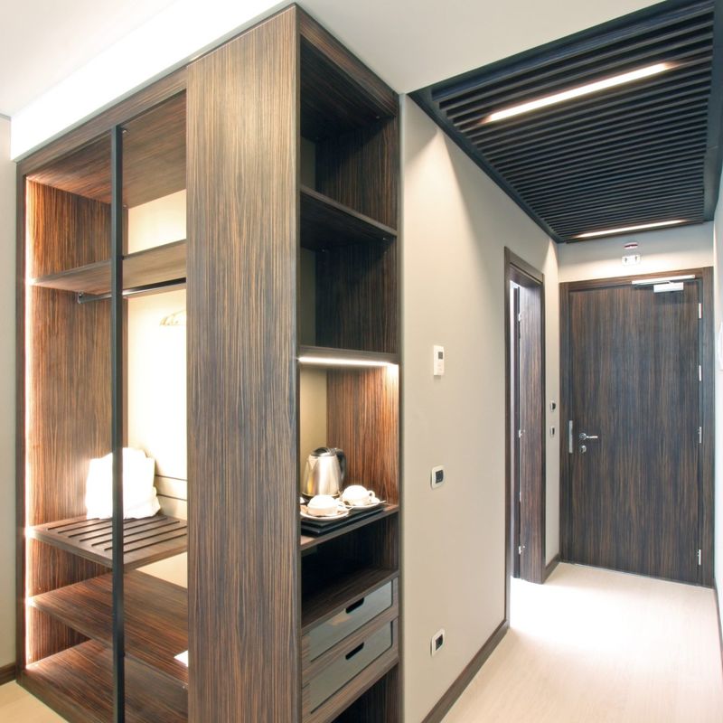 YALIG Hotelmöbel Moderne Holzschiebetür Schrank für eingebautes Schranksystem