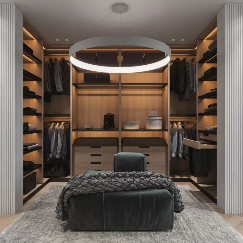 Großer Holzweg im eingebauten Schrank für moderne Wohnung 2D / 3D und High-End-Design