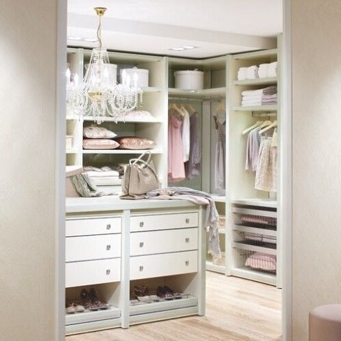 YALIG Holzkleiderschrank mit mattem Lack, lackiertem Finish und Glastür Schlafzimmermöbel