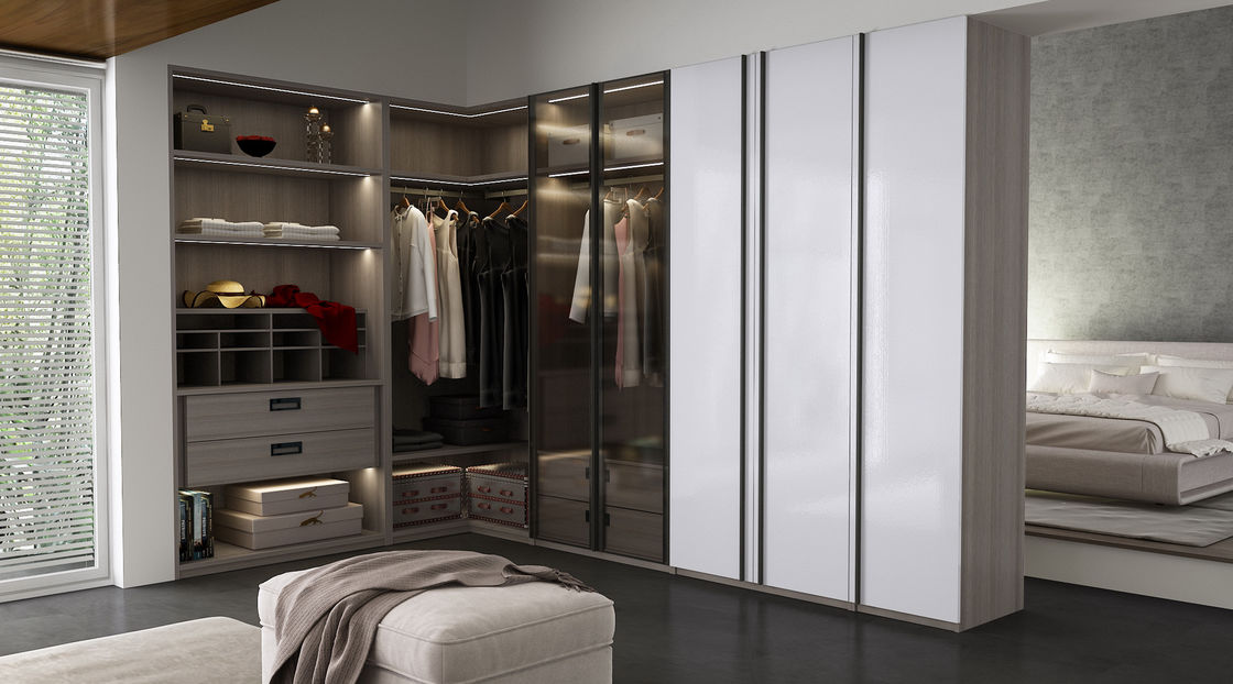 NO Falte Moderne Holz Walk In Garderobe Schrank mit kundenspezifischem Melamin-Speicherdesign